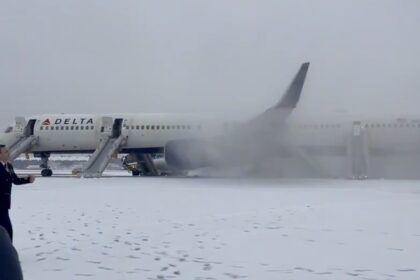 Más de 200 pasajeros se evacúan de un avión en toboganes de emergencia tras un despegue abortado en EE.UU. (VIDEO)