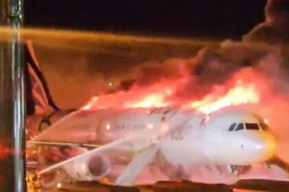 Se detalla que todos los ocupantes de la aeronave han sido evacuados y no hay víctimas.