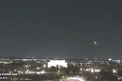 Fuera de Serie : Un avión con más de 60 personas choca contra un helicóptero en Washington D.C.