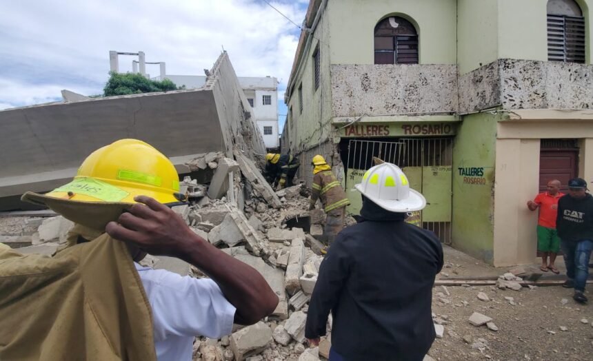 Fuera de Serie :Se derrumba vivienda con al menos cuatro personas dentro en La Romana; 911 va en ayuda