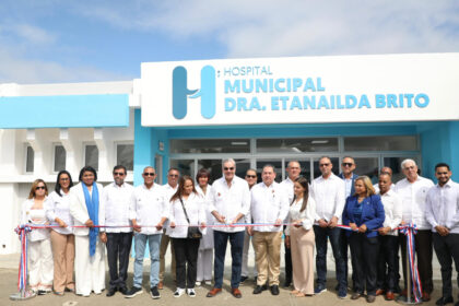 Abinader inaugura en Las Guáranas remozamiento y ampliación de Emergencia de hospital, dos escuelas básicas, un liceo y una cancha techada