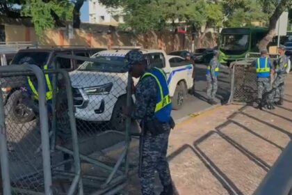 Policías resguardan Palacio Nacional por presencia y actividades con Edmundo González