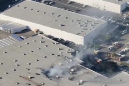Al menos 11 heridos tras estrellarse una avioneta contra un almacén en California (VIDEOS)