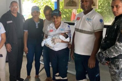 Fuera de Serie :Dejan abandonado debajo de un árbol a un niño recién nacido en Nagua