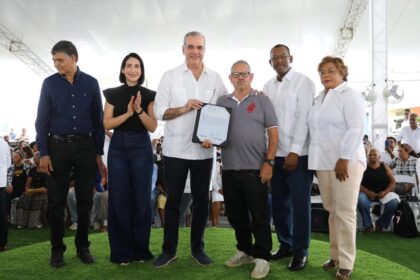 Presidente Abinader entrega títulos de propiedad, cancha y play remozados en Palavé y Bienvenido de SDO