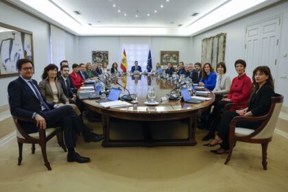 El Gobierno recupera el alza de las pensiones y las ayudas al transporte con apoyo de Junts