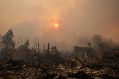 Seis incendios, la mayoría sin control, acorralan a Los Ángeles y dejan cinco muertos