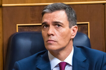 Miles de personas corean insultos contra Pedro Sánchez durante lucha de 'gladiadores' (VIDEOS)