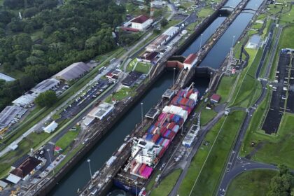Panamá permite el tránsito gratuito de barcos de EE.UU. por el canal
