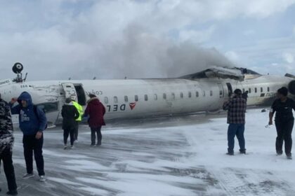 Un avión de pasajeros se vuelca en un aeropuerto de Canadá (VIDEO)