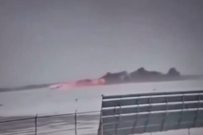 VIDEO: El momento en que un avión envuelto en llamas se estrella en un aeropuerto de Canadá
