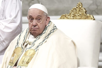 El papa Francisco sufre una neumonía bilateral y presenta "un cuadro complejo"