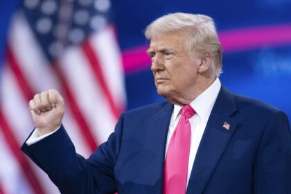 Trump sobre Ucrania: "Estamos pidiendo tierras raras y petróleo y todo lo que podamos conseguir" Publicado: 23 feb 2025 01:17 GMT