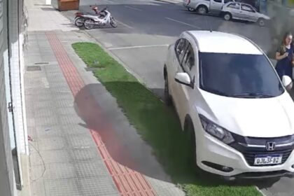 VIDEO: Mujer se salva milagrosamente de ser atropellada por un coche que perdió el control
