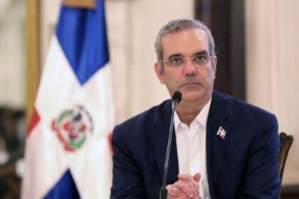 Abinader y Fellito Suberví entregan 144 apartamentos para Guajimía