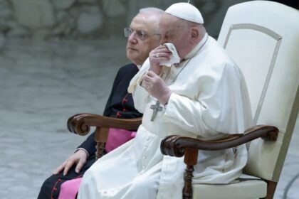 El papa se levanta y se puede sentar, mientras sigue el tratamiento para la neumonía bilateral