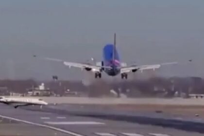 VIDEO: Avión aborta aterrizaje para no chocar contra un jet en EE.UU.