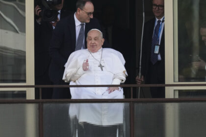 VIDEO: El papa Francisco aparece en público por primera vez tras su hospitalización