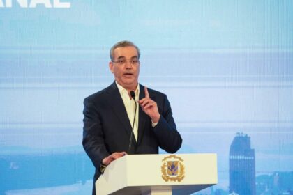 Abinader atribuye alza del dólar a factores internacionales