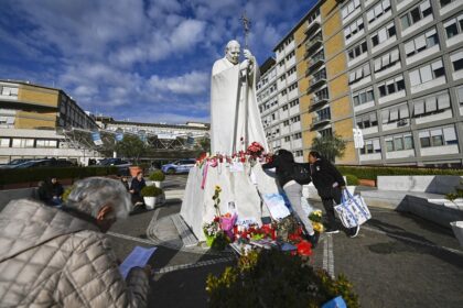 El papa sufre dos episodios de insuficiencia respiratoria aguda