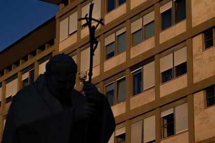 El papa continúa la fisoterapia respiratoria y se le ha retirado la ventilación mecánica