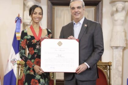 Abinader condecora a Zoe Saldaña con la Orden Heráldica de Cristóbal Colón