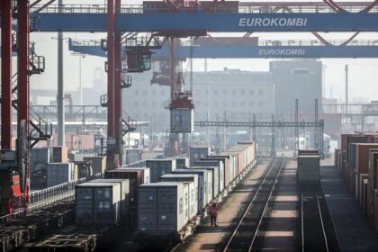 Trump asegura que está dispuesto a imponer más aranceles a la UE y Canadá si colaboran contra EE.UU.