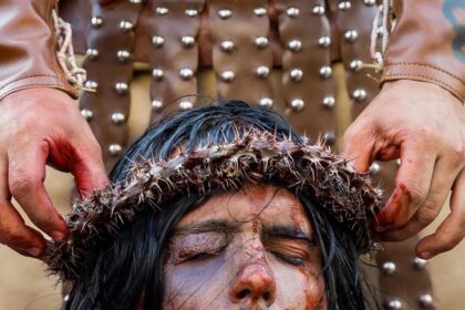Los caraqueños viven la tradición del viacrucis en la favela más grande de Venezuela