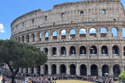 Unas 150.000 personas se concentraron al paso del cortejo fúnebre de Francisco por Roma