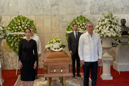 Desde las 11:00 a. m. hasta las 4:00 p. m., el Teatro Nacional abriró sus puertas al público para permitir que fanáticos, amigos y ciudadanos ofrecieran un último adiós al “la voz más alta del merengue”. Durante ese lapso, se realizan actos de adoración cristiana, mensajes de consuelo y una intervención del ministro de Cultura, quien destacó el legado artístico y humano de Rubby Pérez. REFLEXIÓN ESPIRITUAL Y CIERRE DEL HOMENAJE.- A las 3:00 p. m. se celebrará un servicio religioso encabezado por el pastor Ezequiel Molina, quien compartirá palabras de aliento, fe y esperanza. El homenaje concluirá a las 4:00 p. m. con una sentida despedida colectiva. Rubby Pérez, uno de los íconos más representativos del merengue dominicano, falleció trágicamente en el colapso de la discoteca Jet Set.