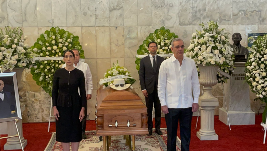 Desde las 11:00 a. m. hasta las 4:00 p. m., el Teatro Nacional abriró sus puertas al público para permitir que fanáticos, amigos y ciudadanos ofrecieran un último adiós al “la voz más alta del merengue”. Durante ese lapso, se realizan actos de adoración cristiana, mensajes de consuelo y una intervención del ministro de Cultura, quien destacó el legado artístico y humano de Rubby Pérez. REFLEXIÓN ESPIRITUAL Y CIERRE DEL HOMENAJE.- A las 3:00 p. m. se celebrará un servicio religioso encabezado por el pastor Ezequiel Molina, quien compartirá palabras de aliento, fe y esperanza. El homenaje concluirá a las 4:00 p. m. con una sentida despedida colectiva. Rubby Pérez, uno de los íconos más representativos del merengue dominicano, falleció trágicamente en el colapso de la discoteca Jet Set.