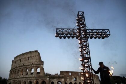 Las meditaciones del papa Francisco guían el vía crucis en el Coliseo sin su presencia