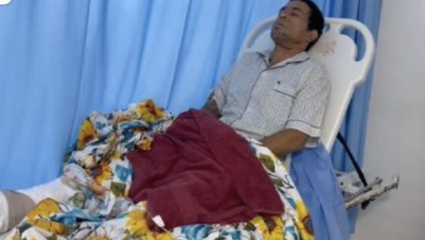 El lesionado asegura que no tiene problemas con nadie, por lo que, desconoce el motivo de la agresión en su contra, indicando que pudiera tratarse de diferencias entre bandas criminales. Santiago se encuentra recibiendo atenciones médicas en el hospital San Vicente de Paúl de esta localidad, presentando herida de bala en una pierna y roce por un disparo en su oreja izquierda.