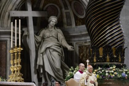 El papa Francisco pide en la Vigilia traer esperanza mientras soplan «tantos vientos de muerte»