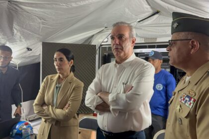El presidente Abinader llora en la zona de desastre del Jet Set