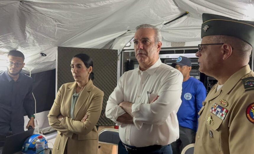 El presidente Abinader llora en la zona de desastre del Jet Set