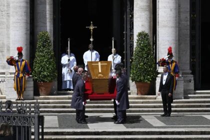 El entierro del papa Francisco se produjo ante el camarlengo y sus familiares