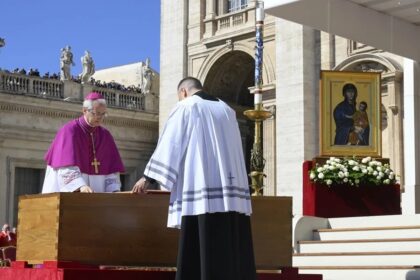 La homilía recuerda el «construir puentes y no muros» del papa ante Trump y otros líderes