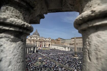 El papa aparece para la bendición Urbi et Orbi en el balcón de la fachada de San