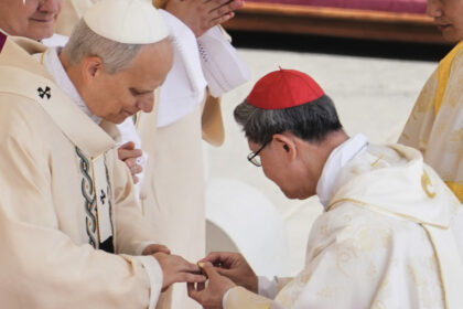 Así son el anillo del pescador y el palio, los símbolos de poder que recibió el papa León XIV