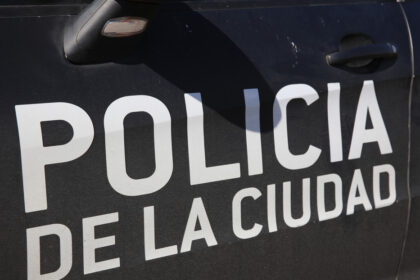 Detienen a un policía por disparar en la cabeza a su pareja embarazada