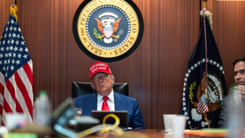 FOTOS: Trump en la sala de crisis de la Casa Blanca durante los ataques a Irán
