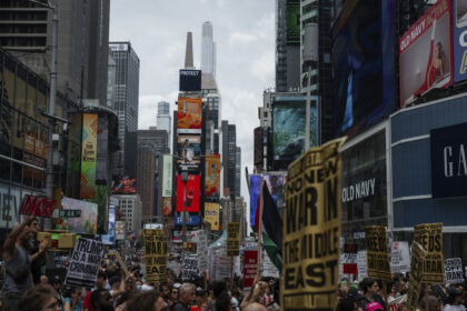 "Trump es un criminal de guerra": Protestas antiguerra estallan en EE.UU. tras el ataque contra Irán