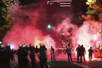 Manifestantes en Serbia construyen barricadas en una nueva jornada de protestas (VIDEOS)