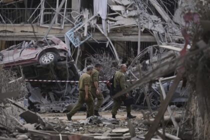 Irán ejecuta represalia con contundentes bombardeos sobre Israel tras ataques de EE.UU. (VIDEOS)