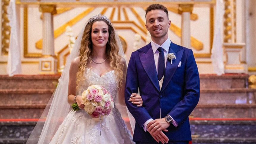 El futbolista portugués del Liverpool Diogo Jota, que falleció a los 28 años durante un accidente de tráfico ocurrido la madrugada este jueves en la provincia de Zamora (España), se acababa de casar y tenía tres hijos, informan medios locales. Revelan la posible causa del accidente en el que murió el futbolista Diogo Jota Revelan la posible causa del accidente en el que murió el futbolista Diogo Jota Concretamente, se casó por la iglesia con Rute Cardoso en una ceremonia que tuvo lugar el 22 de junio en Oporto (Portugal), que reunió a familiares y amigos, y que selló una historia de amor que duró más de una década y cuyo fruto son tres hijos en común: Dinis, Duarte y una niña. Empezaron a salir a los 15 años, en el colegio, donde compartían clase. A los 19 años se fueron a vivir juntos por primera vez a Madrid, cuando el deportista cambió de equipo, del Paços de Ferreira luso al Atlético de Madrid. A lo largo de la carrera de Jota, la mujer fue su gran pilar emocional. Siguió sus primeros pasos en el mundo del fútbol, su ascenso en las competiciones nacionales y su traslado a Inglaterra en 2017, donde empezó jugando para el Wolverhampton.
