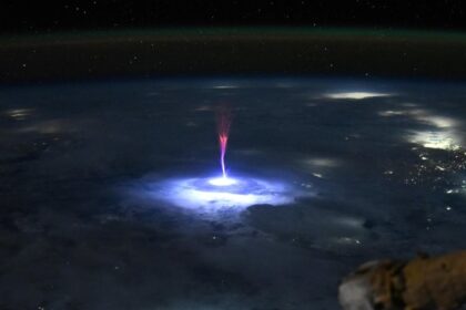 Astronauta de la NASA capta un rayo gigante sobre México y EE.UU. (FOTO)