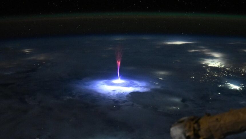 Astronauta de la NASA capta un rayo gigante sobre México y EE.UU. (FOTO)