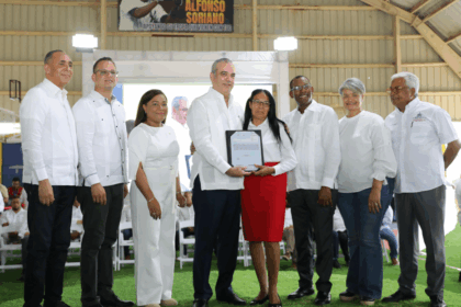 Abinader entrega 1,800 títulos de propiedad en Quisqueya y beneficia a más de 7,000 personas