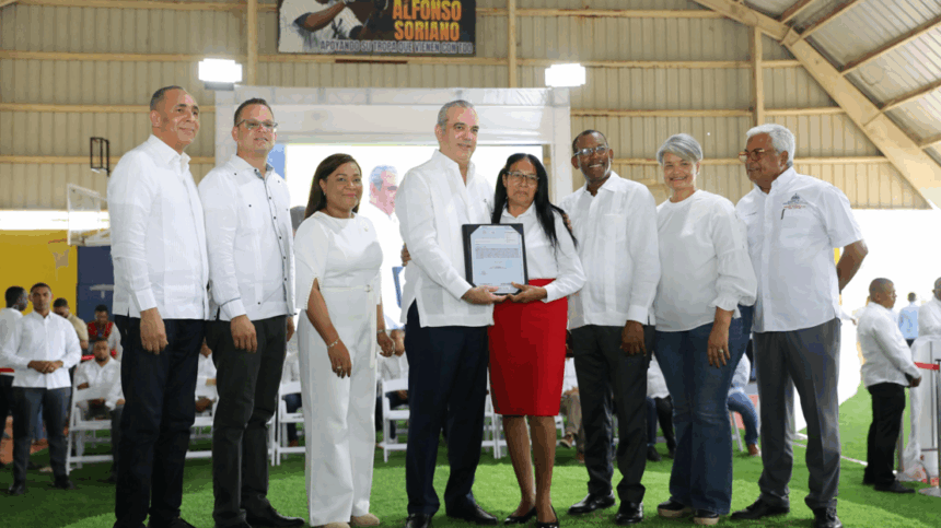 Abinader entrega 1,800 títulos de propiedad en Quisqueya y beneficia a más de 7,000 personas